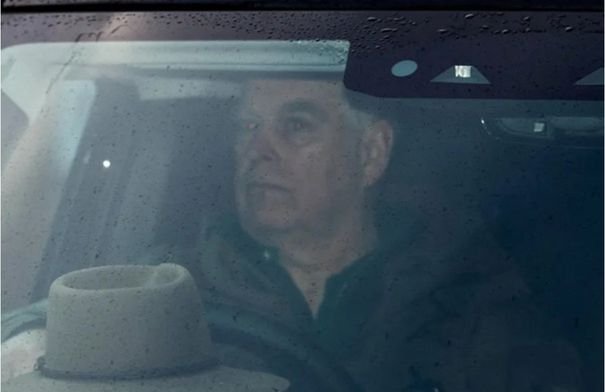 صورة للأمير أندرو مع خلفية تظهر سيارات الشرطة البريطانية