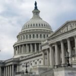 صورة لمبنى الكونغرس الأمريكي مع تواجد أمني بعد حادثة اعتقال شاب مسلح