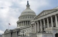 صورة لمبنى الكونغرس الأمريكي مع تواجد أمني بعد حادثة اعتقال شاب مسلح