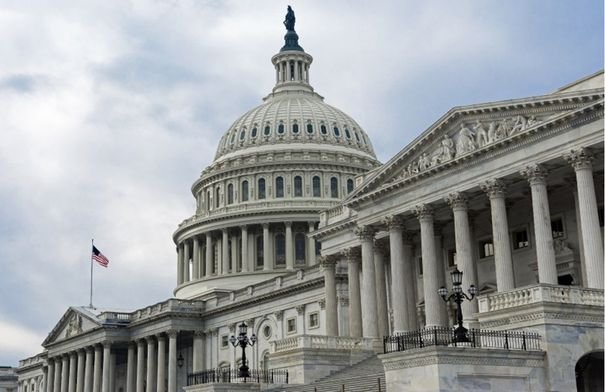 الشرطة الأمريكية تعتقل شاباً مسلحاً حاول اقتحام مبنى الكونغرس 1 صورة لمبنى الكونغرس الأمريكي مع تواجد أمني بعد حادثة اعتقال شاب مسلح