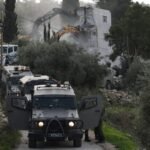 صورة لقوات الاحتلال الإسرائيلي وآلياتها العسكرية خلال اقتحام بلدة عزون الفلسطينية شرق قلقيلية، مع وجود مدنيين فلسطينيين.