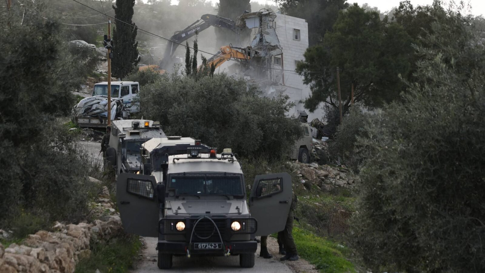 صورة لقوات الاحتلال الإسرائيلي وآلياتها العسكرية خلال اقتحام بلدة عزون الفلسطينية شرق قلقيلية، مع وجود مدنيين فلسطينيين.