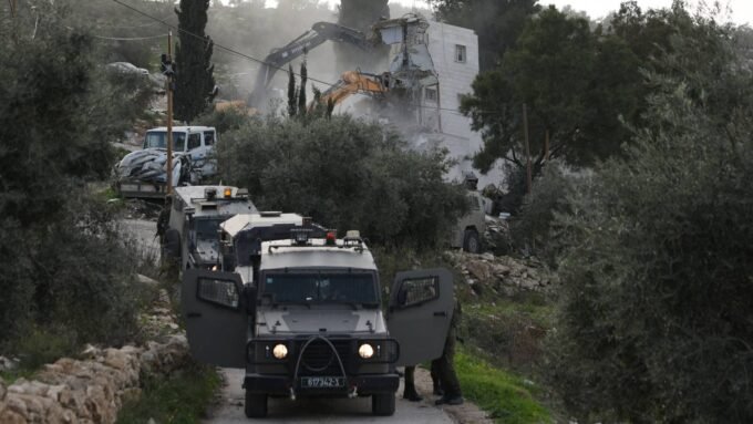صورة لقوات الاحتلال الإسرائيلي وآلياتها العسكرية خلال اقتحام بلدة عزون الفلسطينية شرق قلقيلية، مع وجود مدنيين فلسطينيين.