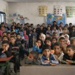 صورة لفصل دراسي مكتظ بالتلاميذ في مدرسة بمراكش