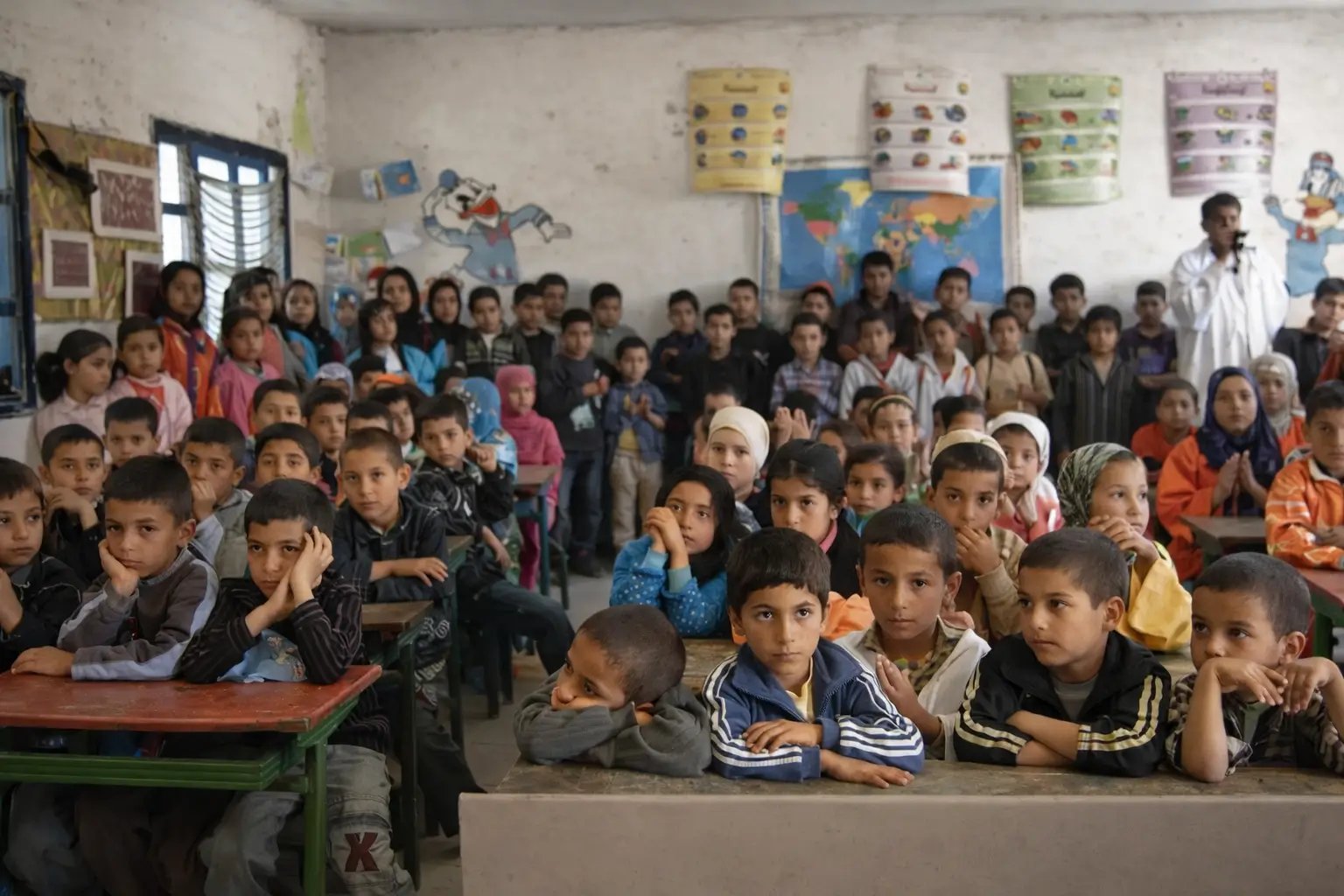 صورة لفصل دراسي مكتظ بالتلاميذ في مدرسة بمراكش