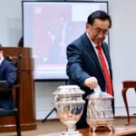 صورة لخوسيه ماريا بالكازار، عضو الكونغرس البيروفي، يدلي بصوته لانتخاب رئيس جديد.