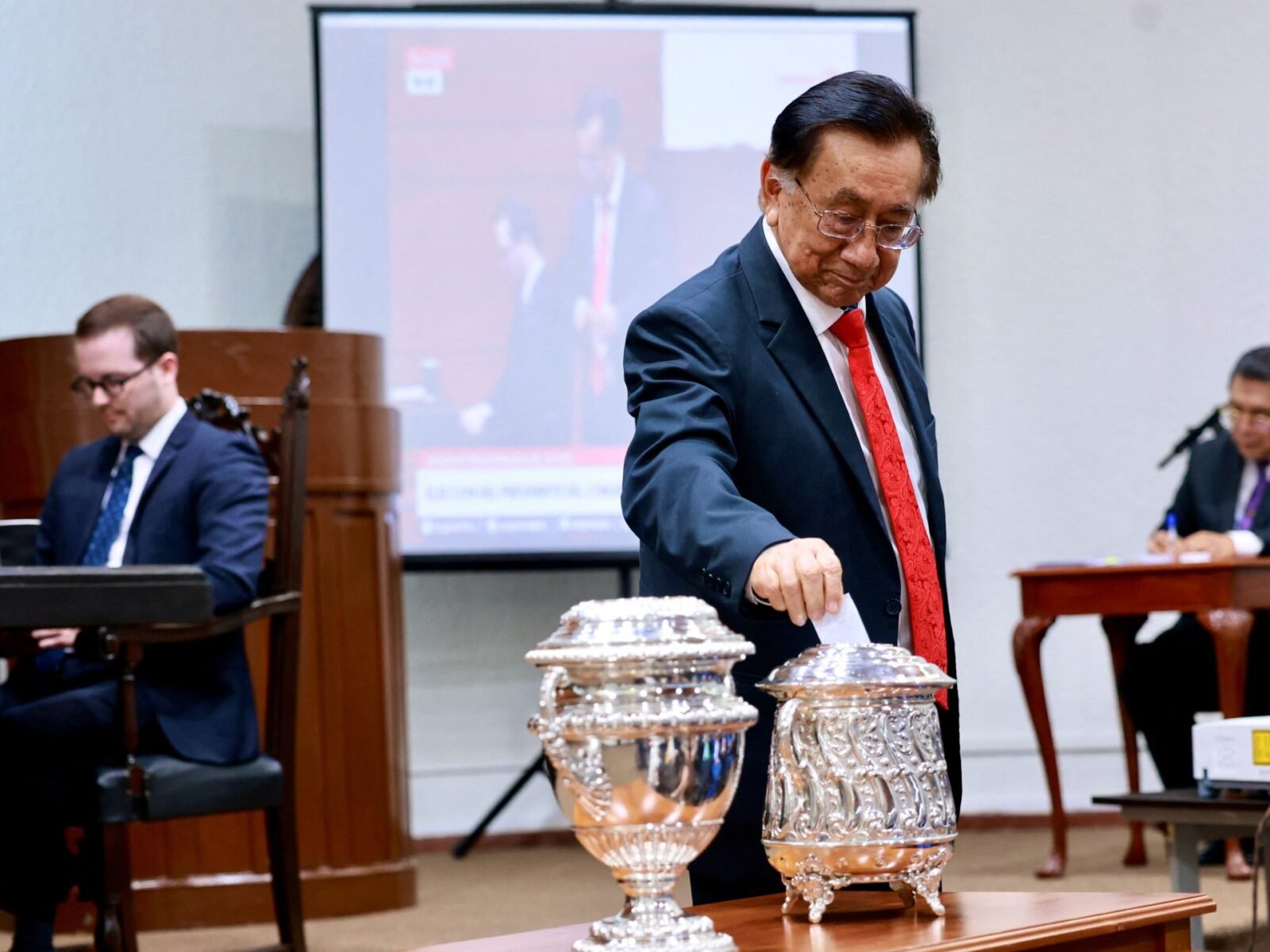 البيرو: خوسيه ماريا بالكازار يتولى الرئاسة المؤقتة وسط دوامة سياسية 3 صورة لخوسيه ماريا بالكازار، عضو الكونغرس البيروفي، يدلي بصوته لانتخاب رئيس جديد.