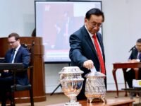 صورة لخوسيه ماريا بالكازار، عضو الكونغرس البيروفي، يدلي بصوته لانتخاب رئيس جديد.