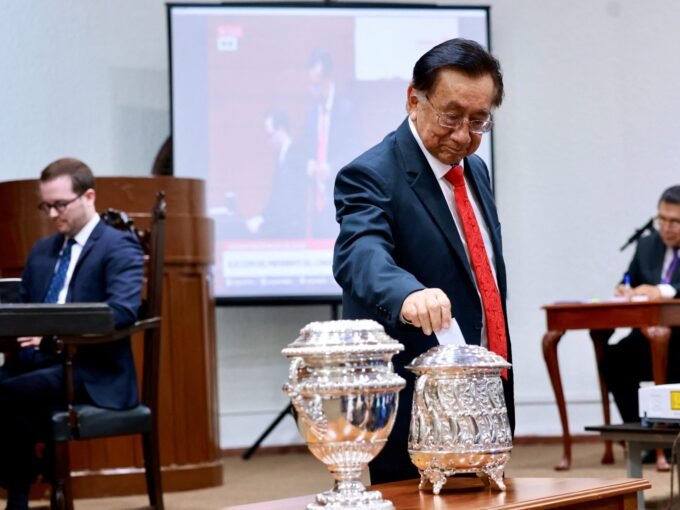 البيرو: خوسيه ماريا بالكازار يتولى الرئاسة المؤقتة وسط دوامة سياسية 9 صورة لخوسيه ماريا بالكازار، عضو الكونغرس البيروفي، يدلي بصوته لانتخاب رئيس جديد.