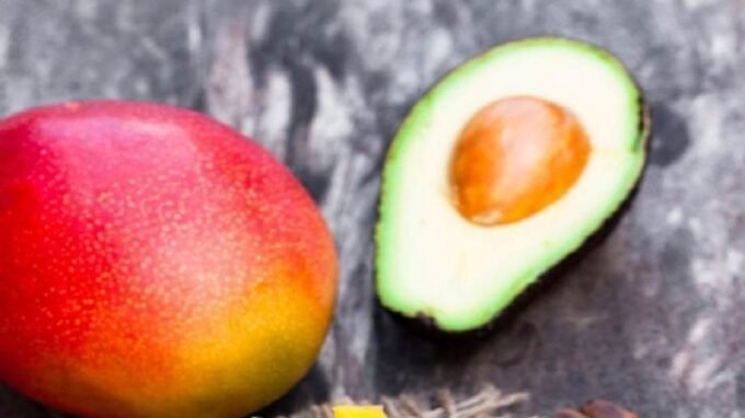 صورة توضيحية لفاكهتي الأفوكادو والمانجو، ترمز لفوائدهما الصحية للقلب والأوعية الدموية.