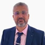 مائدة إفطار رمضانية هادئة مع أطعمة متوازنة تعكس السكينة والتأمل.