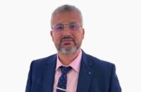 مائدة إفطار رمضانية هادئة مع أطعمة متوازنة تعكس السكينة والتأمل.