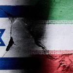 صورة توضيحية لصحفي أمام مبنى أمني إسرائيلي، ترمز إلى التحقيقات الأمنية الجارية.