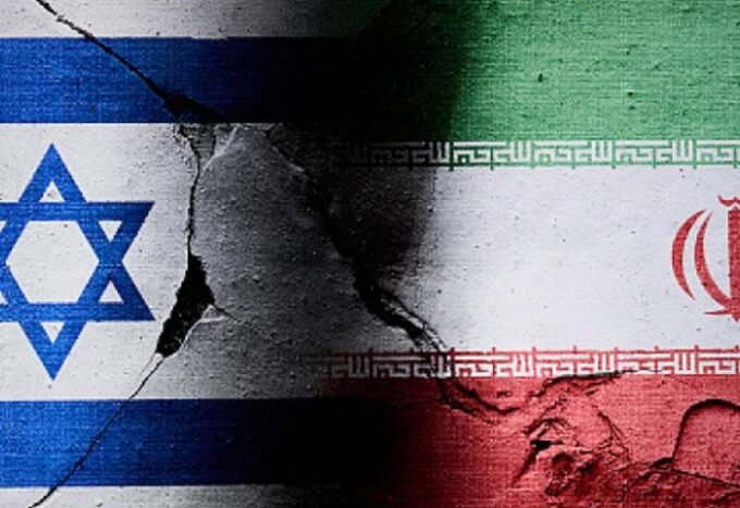 صورة توضيحية لصحفي أمام مبنى أمني إسرائيلي، ترمز إلى التحقيقات الأمنية الجارية.