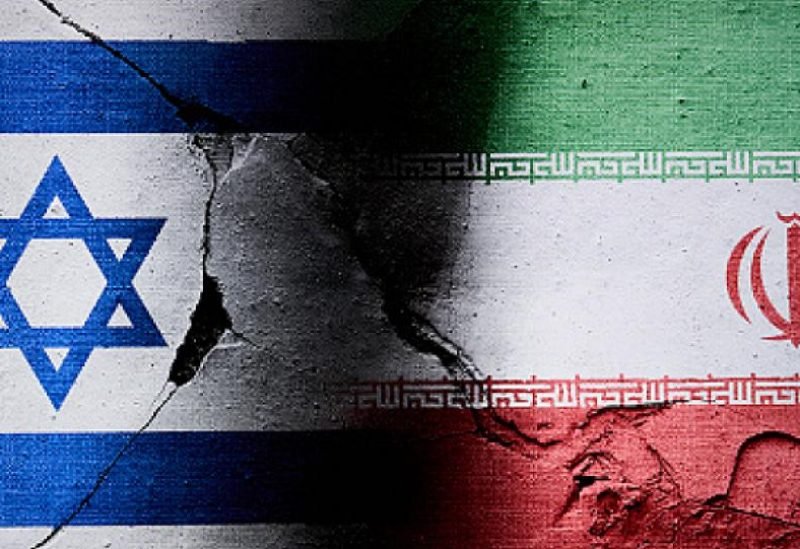 صورة توضيحية لصحفي أمام مبنى أمني إسرائيلي، ترمز إلى التحقيقات الأمنية الجارية.