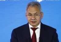 صورة لسيرغي شويغو ووانغ يي خلال لقاء رسمي يناقشان قضايا أمنية.