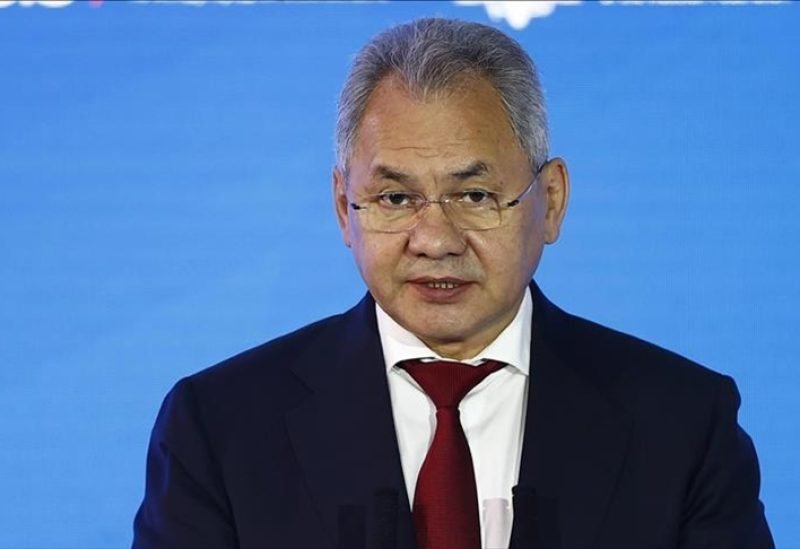 صورة لسيرغي شويغو ووانغ يي خلال لقاء رسمي يناقشان قضايا أمنية.