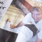 صورة للأمير أندرو مع شعار الشرطة البريطانية في الخلفية