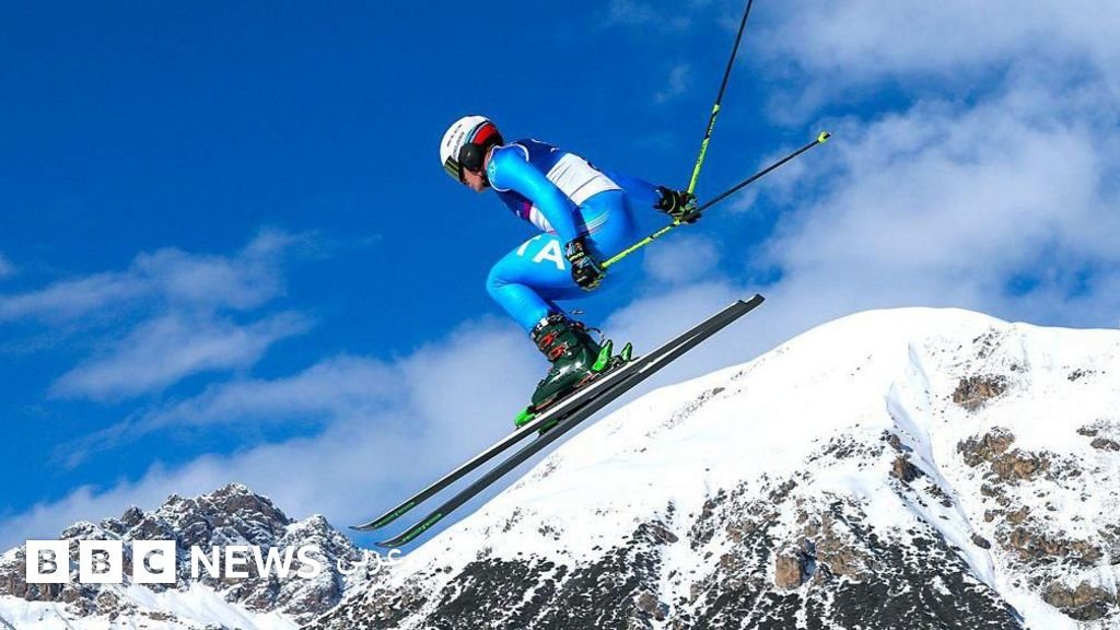 صورة تظهر متزلجين على منحدر ثلجي، مع إشارة إلى تأثير تغير المناخ على رياضات التزلج.