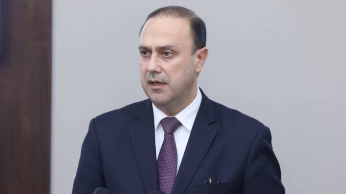 صورة للدكتور محمد المومني يتحدث عن أهمية الإذاعة في الأردن.