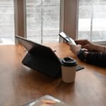 الإرهاق الرقمي: علاماته الخفية وتأثيراته على الصحة النفسية والبصرية 6 صورة تعبيرية لشخص يشعر بالتعب والإرهاق جراء الاستخدام المفرط للأجهزة الرقمية، مع خلفية تظهر أيقونات تطبيقات وشاشات.