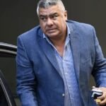 القضاء الأرجنتيني يمنع رئيس الاتحاد من السفر ويستدعيه للتحقيق في شبهات فساد 4 صورة لكلاوديو تابيا، رئيس الاتحاد الأرجنتيني لكرة القدم، أمام مبنى محكمة أو مقر الاتحاد.