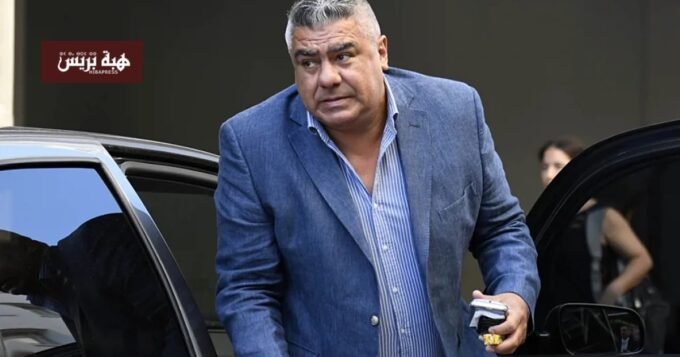القضاء الأرجنتيني يمنع رئيس الاتحاد من السفر ويستدعيه للتحقيق في شبهات فساد 9 صورة لكلاوديو تابيا، رئيس الاتحاد الأرجنتيني لكرة القدم، أمام مبنى محكمة أو مقر الاتحاد.