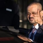 وزير الشؤون الخارجية العماني بدر بن حمد البوسعيدي يرفع إبهامه في جنيف خلال محادثات حول الملف النووي الإيراني.