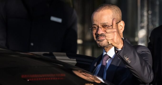 وزير خارجية عُمان: السلام 'قريب المنال' بعد موافقة إيران على عدم تخزين اليورانيوم المخصب 9 وزير الشؤون الخارجية العماني بدر بن حمد البوسعيدي يرفع إبهامه في جنيف خلال محادثات حول الملف النووي الإيراني.