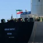 ناقلة نفط إيرانية تبحر في المياه الدولية، ترمز للتوترات حول صادرات النفط الإيرانية.