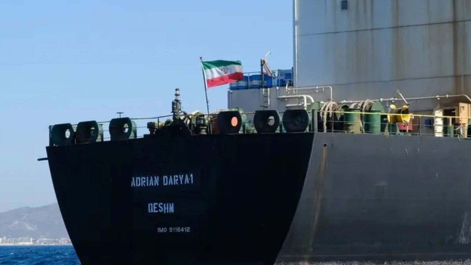 ناقلة نفط إيرانية تبحر في المياه الدولية، ترمز للتوترات حول صادرات النفط الإيرانية.