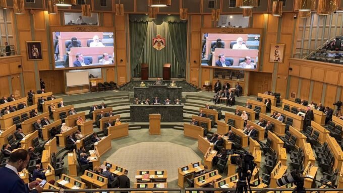صورة لمبنى مجلس النواب الأردني خلال جلسة تشريعية هامة.