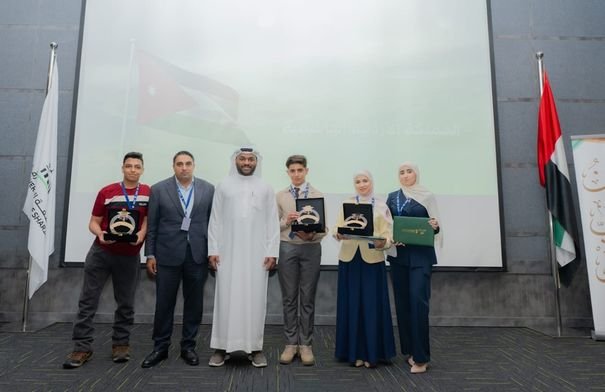 أطفال يشاركون بفعالية في جلسة للبرلمان العربي للطفل حول الأمن السيبراني في الشارقة.