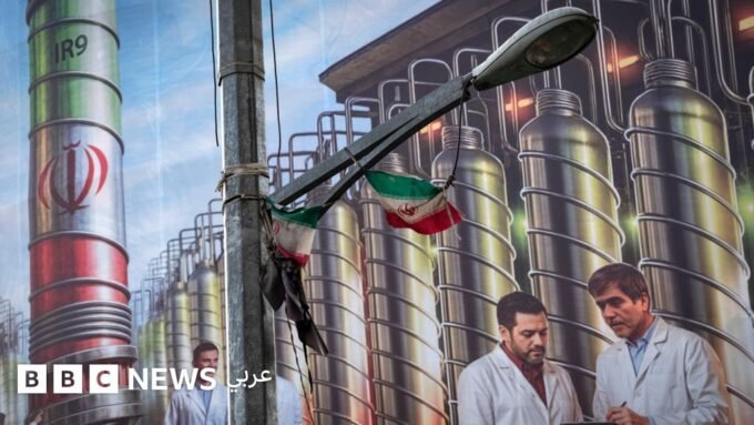لافتة عملاقة في طهران تحمل صور معدات تخصيب اليورانيوم وعلماء قُتلوا في هجمات إسرائيلية