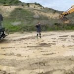 حافلة نقل حضري عالقة في الأوحال على طريق ترابية بعد الأمطار الغزيرة بمنطقة مولاي يعقوب.