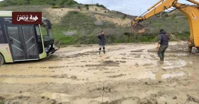 حافلة نقل حضري عالقة في الأوحال على طريق ترابية بعد الأمطار الغزيرة بمنطقة مولاي يعقوب.