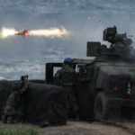 صورة تظهر طائرة عسكرية صينية وسفينة حربية في مضيق تايوان، مع خلفية لسواحل الجزيرة.