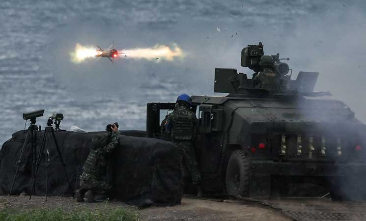 صورة تظهر طائرة عسكرية صينية وسفينة حربية في مضيق تايوان، مع خلفية لسواحل الجزيرة.