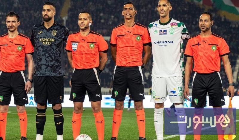 صورة تظهر لاعبي اتحاد طنجة يحتجون على قرار تحكيمي في مباراة كرة قدم.