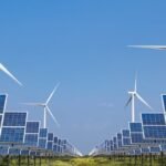 صورة توضيحية لمشاريع الطاقة الشمسية في المغرب، تظهر ألواح شمسية واسعة النطاق في منطقة صحراوية.