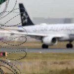 صورة توضيحية لعملية ترحيل أو مغادرة من ألمانيا، ربما تظهر مطارًا أو وثائق سفر.