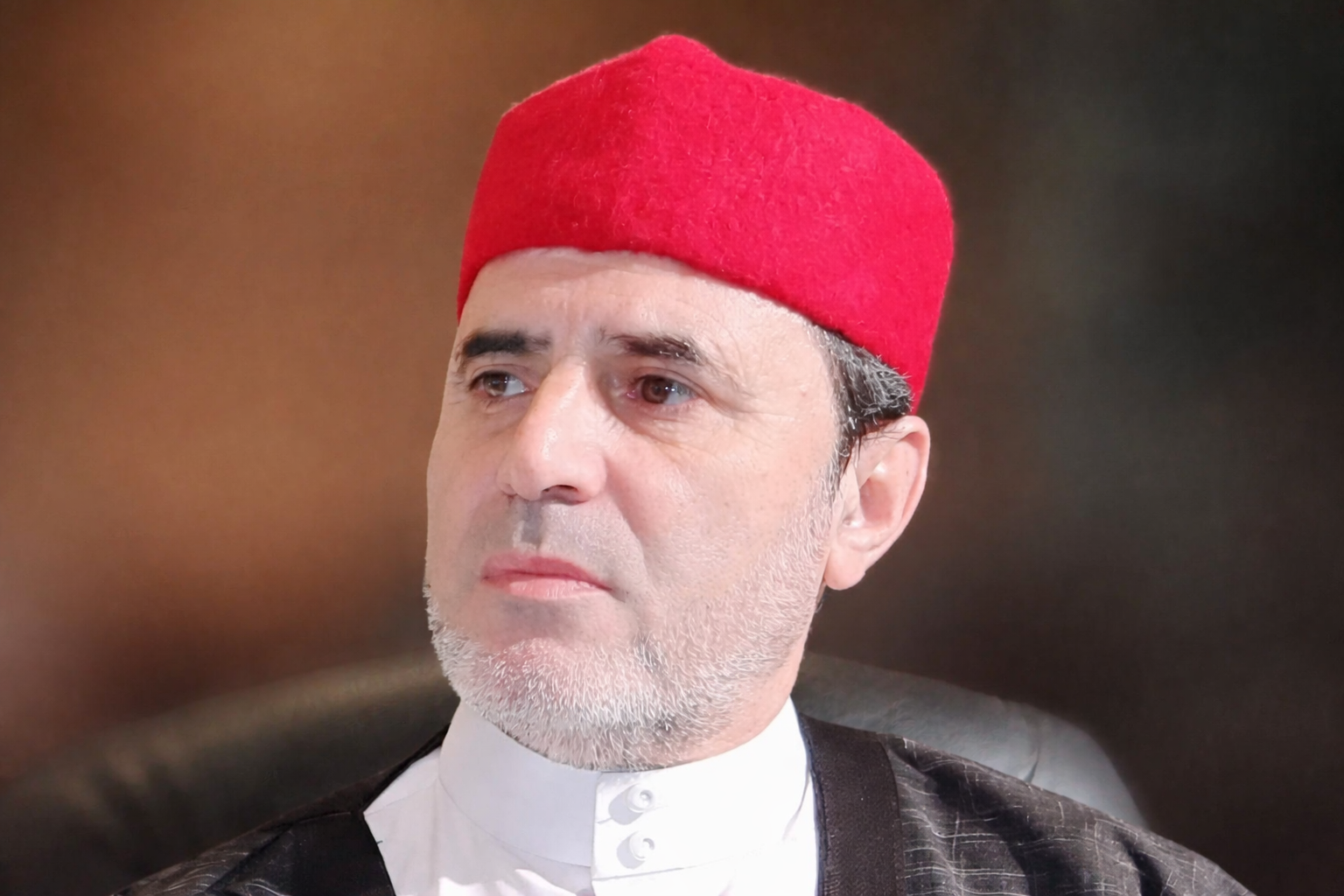 صورة تجسد التعايش بين أتباع الديانات المختلفة، ربما رموز دينية متجاورة أو أشخاص من خلفيات متنوعة يتفاعلون بسلام.