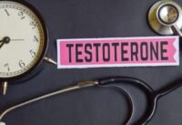 صورة توضيحية لخلايا مناعية وهرمونات تساهم في تخفيف الألم.