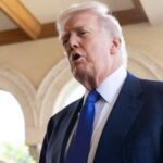 الرئيس الأمريكي السابق دونالد ترمب يتحدث خلال مؤتمر صحفي حول التوترات مع إيران.