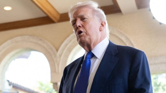 الرئيس الأمريكي السابق دونالد ترمب يتحدث خلال مؤتمر صحفي حول التوترات مع إيران.