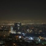 سفينة أبراهام لينكولن الحربية الأمريكية في الخليج العربي، رمزاً للتوترات الإقليمية.