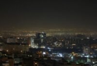 سفينة أبراهام لينكولن الحربية الأمريكية في الخليج العربي، رمزاً للتوترات الإقليمية.