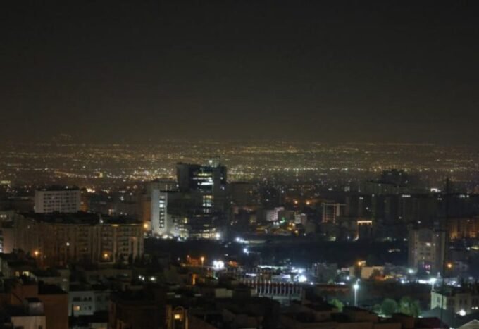 سفينة أبراهام لينكولن الحربية الأمريكية في الخليج العربي، رمزاً للتوترات الإقليمية.