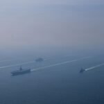 صورة جوية لمقاتلات F-35 تحلق فوق قاعدة عسكرية في الشرق الأوسط، تعكس الاستعدادات العسكرية الأمريكية.