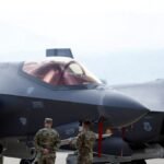 صورة لحاملة طائرات أمريكية في الخليج العربي ترمز للحشد العسكري المتزايد والتوترات في المنطقة.